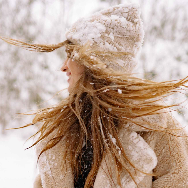 ​10 Conseils Essentiels pour Prendre Soin de Vos Cheveux en Hiver